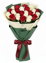 Букет Микс из красных и белых роз в Зеленоборском