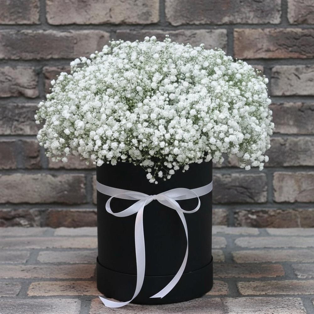 Цветочная композиция из Гипсофила в шляпной коробке в Зеленоборском