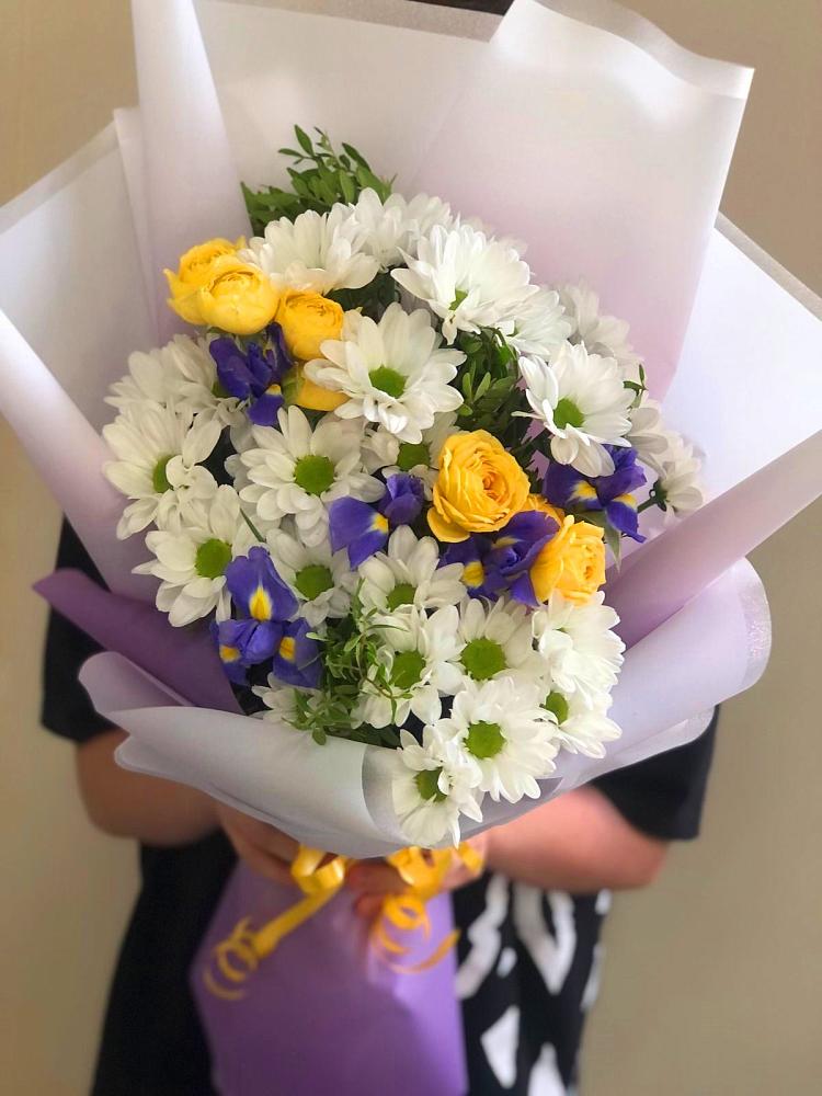 Букет цветов из: Ирисы, Хризантемы и Розы в Зеленоборском