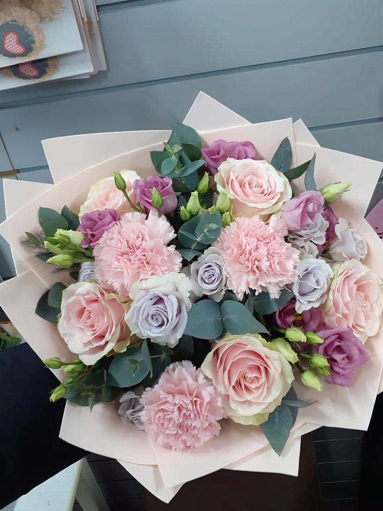 Букет цветов из: Розы, Гвоздики и Лизиантусы в Зеленоборском